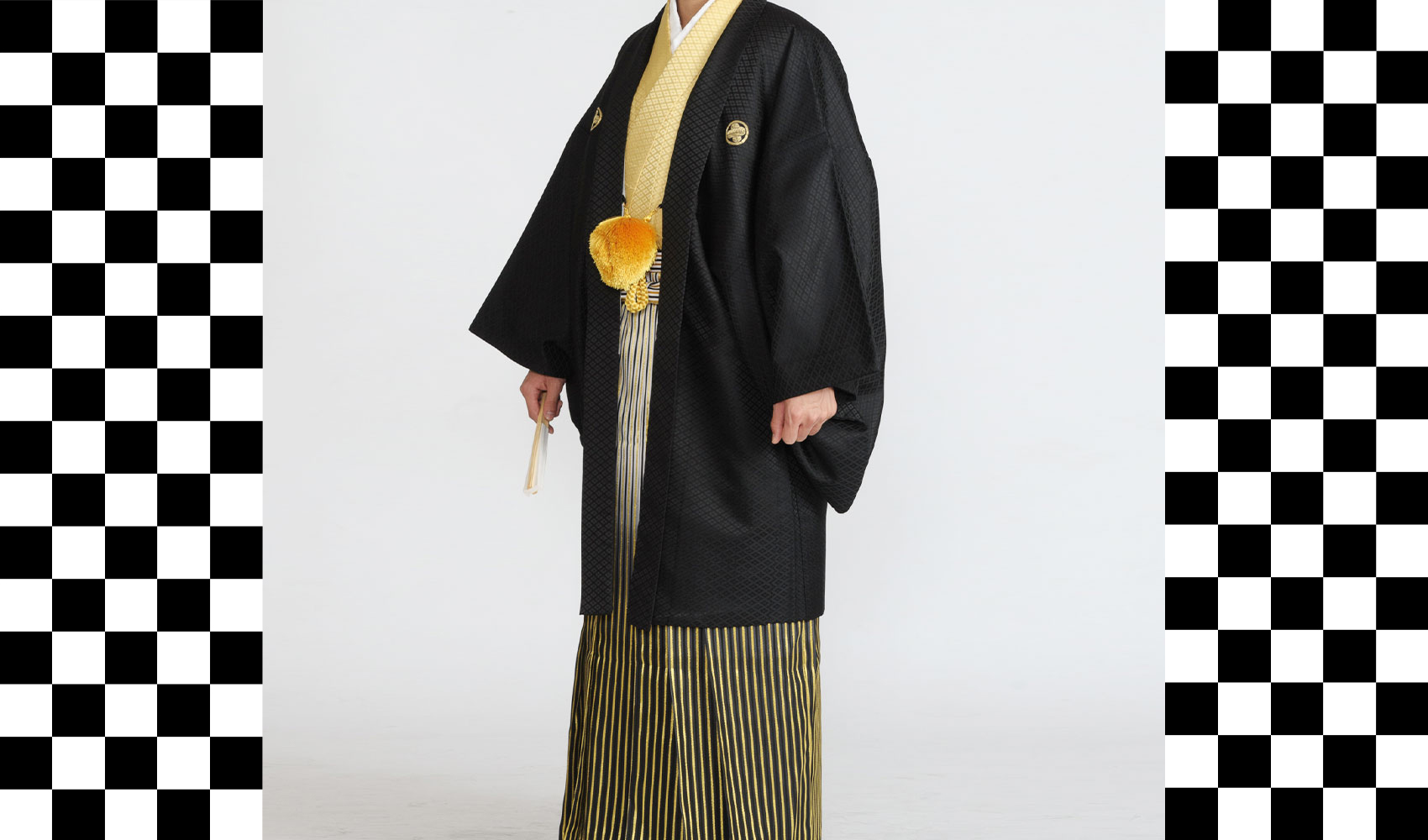 男性袴コレクション2。羽織が黒、着物がカラシ、袴が銀黒とゴールドが入った袴のコーデ
