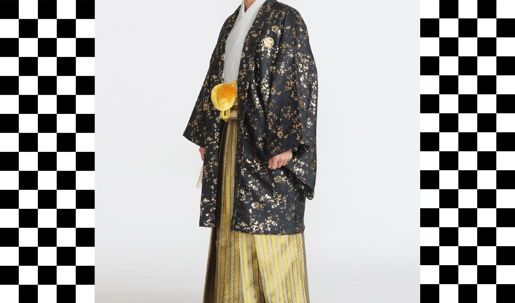 男性袴コレクション4。羽織が黒地に金箔、着物は薄いグレー、袴はゴールドのコーデ