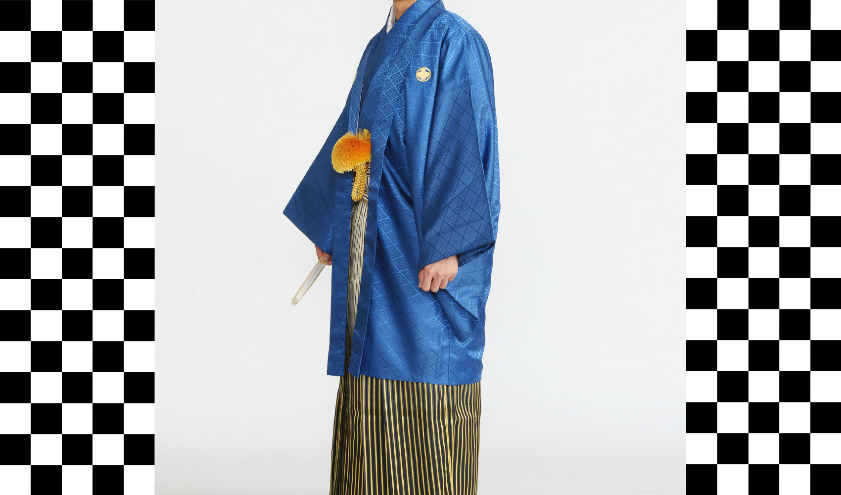 男性袴コレクション6。羽織と着物が青色、袴が銀黒とゴールドが入った袴のコーデ