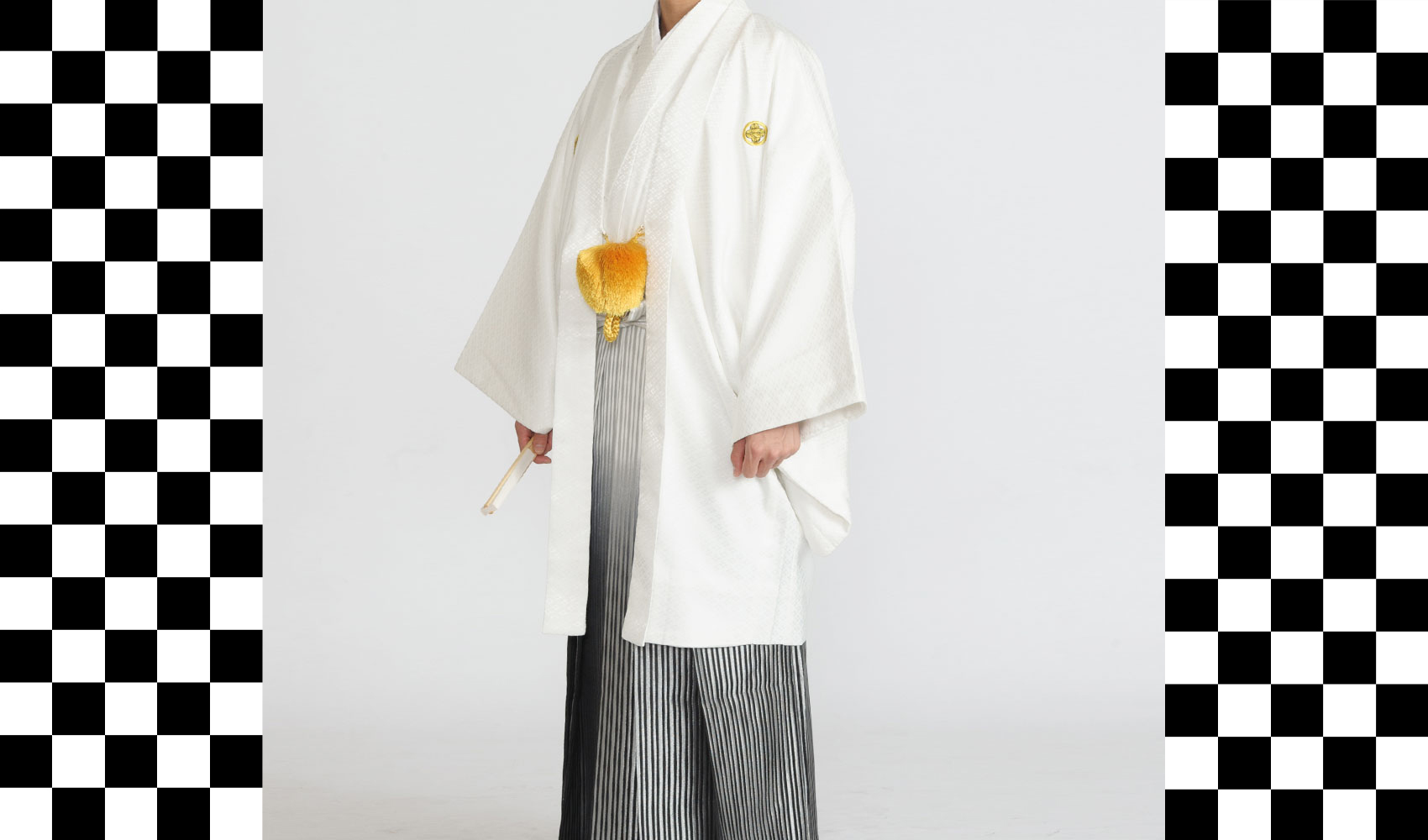 男性袴コレクション7。羽織と着物が白色、袴が銀黒ぼかしのコーデ