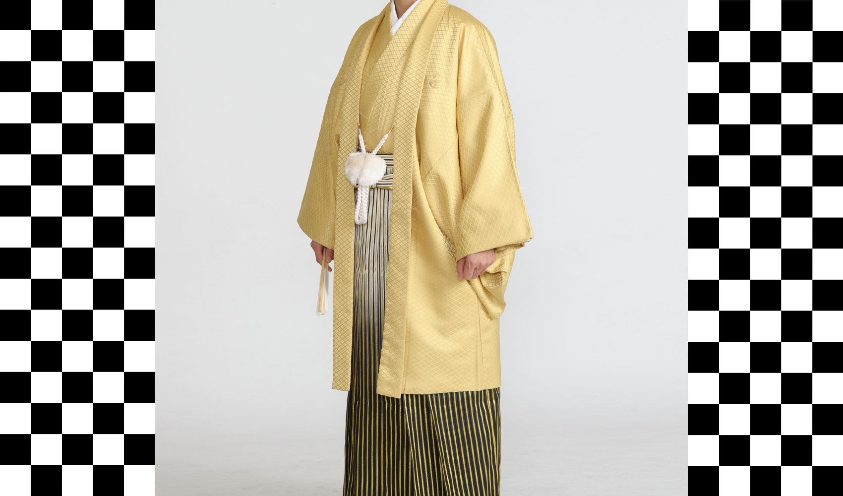 男性袴コレクション8。羽織と着物がゴールド、袴が銀黒とゴールドが入った袴のコーデ