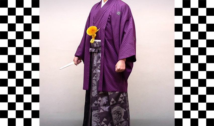 男性袴コレクション9。羽織と着物が濃紫、袴が紫地の豪華な柄のコーデ