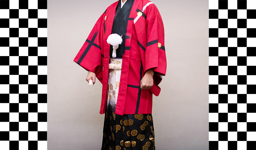 男性袴コレクション11。羽織が赤地にやぶれ格子柄と着物が黒、袴が白黒ぼかしの亀甲柄のコーデ
